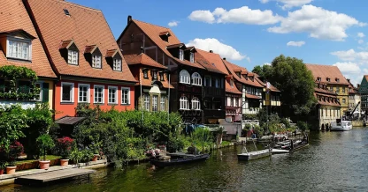 Village alsacien au printemps avec maisons à colombages au bord de l’eau, cadre paisible pour un séjour en Alsace